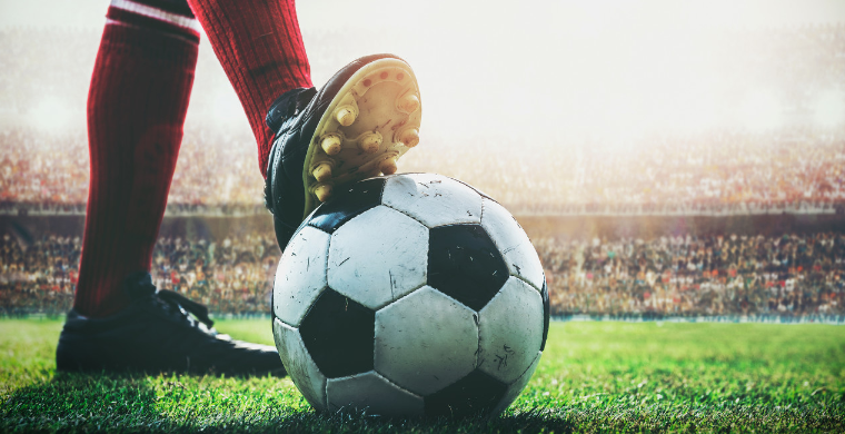 梅西职业生涯获得13座联赛冠军：西甲10冠、法甲2冠、美职联1冠